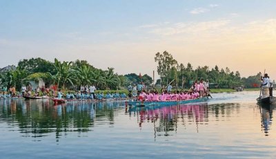 গ্রাম-বাংলার ঐতিহ্যবাহী নৌকা বাইচ উৎসবে মাতল দুই উপজেলার মানুষ