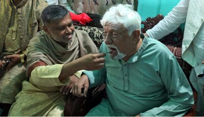বিজয়ী প্রতিদ্বন্দ্বী নাছির চৌধুরীকে মিষ্টিমুখ করালেন শিশির মনির