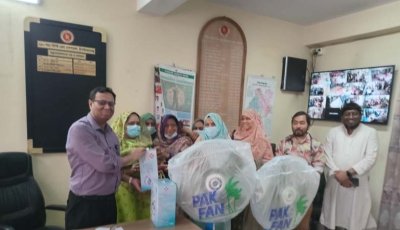 চাঁপাইনবাবগঞ্জে রোগীদের জন্য নেবুলাইজার ও ফ্যান উপহার