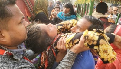 বেতনের দাবিতে আন্দোলন, শতাধিক শ্রমিক অসুস্থ