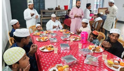 এতিম শিশুদের সাথে ইফতার করলেন এমপি মিলন