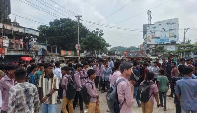 শিক্ষকের মৃত্যুর তদন্ত চেয়ে ক্লাস বর্জন, পুঠিয়ায় মহাসড়ক অবরোধ