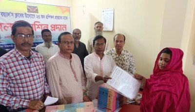 রয়্যালস ক্লাবের উদ্যোগে দুস্থ নারীদের মাঝে সেলাই মেশিন বিতরণ
