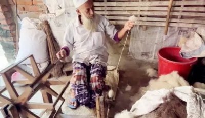 বিলুপ্তির পথে চাঁপাইনবাবগঞ্জের ভেড়ার লোমের কম্বল শিল্প