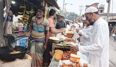 দুর্গাপুরে জমজমাট ইফতার বাজার