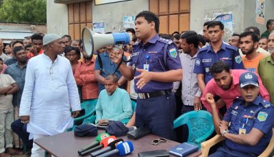 নওগাঁয় ৪ হত্যাকাণ্ডের ঘটনায় গ্রামবাসীর সাথে পুলিশের মতবিনিময়