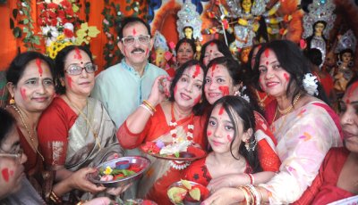মণ্ডপে মণ্ডপে সিঁদুর খেলা, ঢাকের বাদ্যে দুর্গার বিদায়