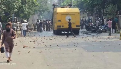উত্তরায় পুলিশের ২ গাড়ি ভাঙচুর, পুলিশকে পিটিয়ে হাত ভাঙলো পোশাককর্মীরা