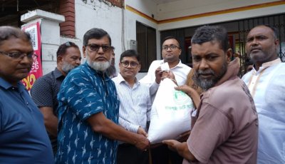 নগরীর শ্রীরামপুরে বন্যাদুর্গতদের মাঝে রাসিকের ত্রাণ সামগ্রী বিতরণ