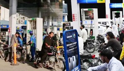 পাকিস্তানে ৪০০ রুপি ছাড়াল পেট্রোল-ডিজেলের দাম