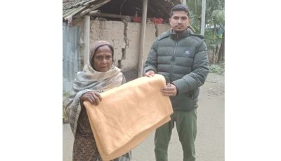 পুঠিয়ায় অসহায় ও ছিন্নমূল মানুষের পাশে সহকারী কমিশনার শিবু দাশ