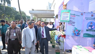 গণভোটের প্রচার ও ভোটার উদ্বুদ্ধকরণের আয়োজিত মেলার স্টল পরিদর্শনে প্রধান উপদেষ্টার বিশেষ সহকারী