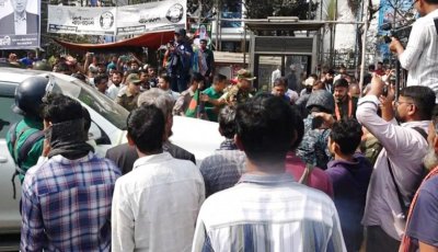 চট্টগ্রাম বন্দরের সামনে উপদেষ্টার গাড়ি আটকে আন্দোলনকারীদের বিক্ষোভ