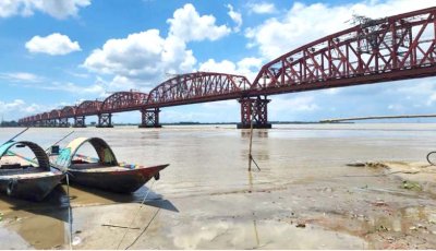 হার্ডিঞ্জব্রিজ পয়েন্টে পানি বিপৎসীমা ছুঁইছুঁই গ্রামে গ্রামে ডুবছে ফসল : ভাঙছে নদীর পাড় : আতঙ্কে গ্রামবাসী