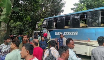পাবনায় লাশবাহী অ্যাম্বুলেন্স-বাস সংঘর্ষে প্রাণ গেল ৪ জনের