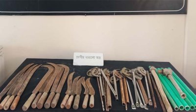 রাজশাহীতে ৪০টি দেশীয় অস্ত্র ও ২৪টি ককটেল উদ্ধার