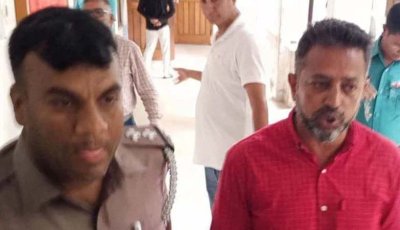 অন্ডকোষ চেপে ধরে স্ট্যাম্প ও চেকে স্বাক্ষর নেওয়ার ঘটনায় গ্রেপ্তার ২
