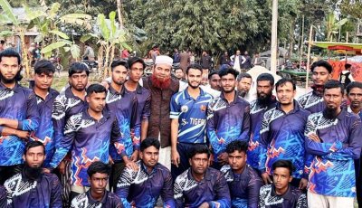 পুঠিয়ায় তরুণদের সঙ্গে জামায়াত প্রার্থী মনজুর রহমানের গণসংযোগ