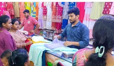 চাঁপাইনবাবগঞ্জে আসন্ন  দুর্গাপুজার কেনাকাটায়  মার্কেট গুলোতে ক্রেতাদের উপচেপড়া ভীড়।
