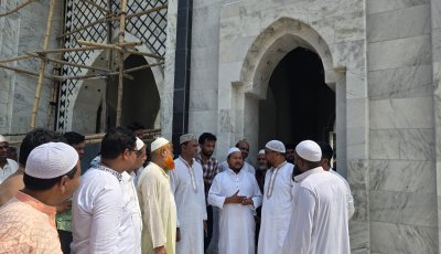 হযরত শাহ মখদুম রূপোস (রহ.) দরগা মাজারের উন্নয়ন কাজ পরিদর্শনে রাসিক প্রশাসক