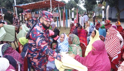 পত্নীতলা ১৪ বিজিবি’র শীতবস্ত্র পেলো ১০০ অসহায় মানুষ