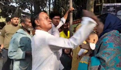 ভোটকেন্দ্রের সামনে রাজশাহীর একমাত্র নারী স্বতন্ত্র প্রার্থীকে চড়থাপ্পড়