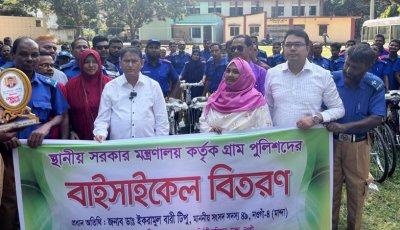মান্দায় গ্রাম পুলিশের মাঝে বাইসাইকেল বিতরণ
