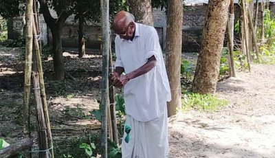 গাছ এবং বইয়ের বন্ধু চাঁপাইনবাবগঞ্জের দুই কৃতী কার্তিক পরামানিক ও জিয়াউল হক