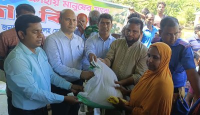 শিবগঞ্জে বন্যার্ত পরিবারের  মাঝে ত্রাণ বিতরণ