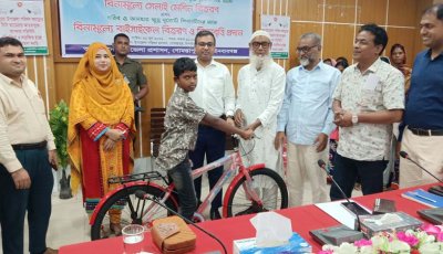 গোমস্তাপুরে ক্ষুদ্র নৃগোষ্ঠীর মধ্যে সাইকেল,সেলাই মেশিন ও শিক্ষাবৃত্তি প্রদান