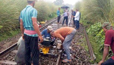 দুই দফা বন্ধ ট্রেন চলাচল, ৭ ঘণ্টা যাত্রীদের ভোগান্তি