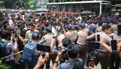 ‘ফার্মের মুরগি’ স্লোগানে ফের সায়েন্স ল্যাবে শিক্ষার্থীদের অবস্থান