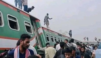 সান্তাহারে ট্রেন লাইনচ্যুত, ঢাকার সঙ্গে উত্তরবঙ্গের যোগাযোগ বন্ধ