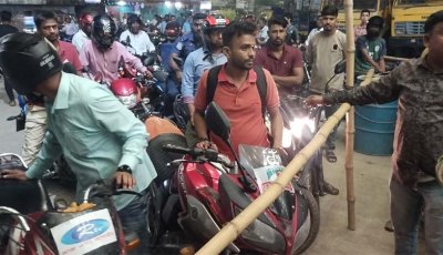 কন্টেইনারে তেল না দেয়ায় নাটোরে পেট্রোল পাম্প কর্মীকে মারধর