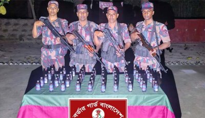 ইদ সামনে রেখে চাঁপাইনবাবগঞ্জ সীমান্তে চোরাচালান তৎপরতা বেড়েছে, ২ অভিযানে মোবাইল ও মাদক জব্দ