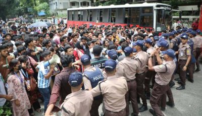 কেন ‘ফার্মের মুরগি’ স্লোগান দিচ্ছেন শিক্ষার্থীরা?