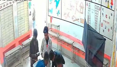 ব্যালটে সিল মেরে বাক্সে ভরেন ৫ তরুণ, ধরা পড়লো সিসি ক্যামেরায়