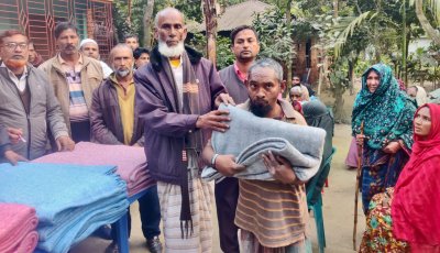 কোরিয়ান প্রবাসী রাজিবের উদ্যোগে পুঠিয়ায় শীতবস্ত্র বিতরণ