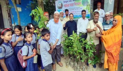 রাণীনগরে গাছের চারা বিতরণ