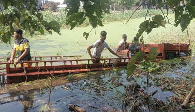 শিবগঞ্জে গরুবোঝাই ভটভটি খাদে, আহত ৮