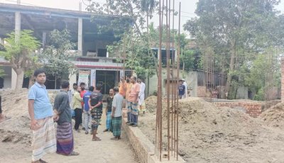 নওগাঁয় মসজিদের ওয়াল ভেঙে রাস্তা দেওয়ার প্রতিশ্রুতি দিয়ে বাড়ি নির্মাণের অভিযোগ