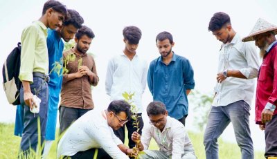 বরেন্দ্র বিশ্ববিদ্যালয়ে প্লাস্টিকের বিনিময়ে গাছের চারা বিতরণ