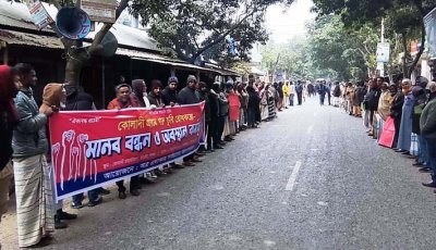 পাবনায় গরু চুরির প্রতিবাদে রাস্তা অবরোধ করে এলাকাবাসীর বিক্ষোভ