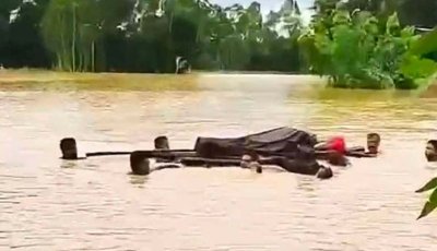 কবরস্থান ডুবেছে, ভেলায় ভাসিয়ে লাশ নেওয়া হলো উঁচু জায়গায়