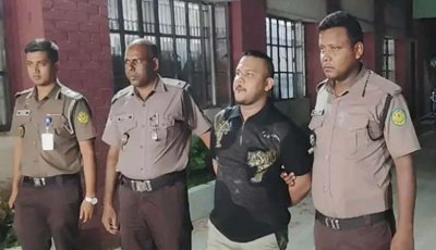 প্রিজনভ্যানের তালা খুলে ‘পিচ্চি রাজা’কে প্রাইভেটকারে তুলে দেন এসআই প্রবীর