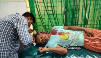 মান্দায় গোবর ফেলা নিয়ে প্রতিবেশীর হামলায় একজন আহত