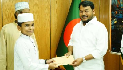 ১২ শিক্ষার্থীকে ব্যক্তিগত উদ্যোগে নগদ অর্থ উপহার দিলেন রাসিক প্রশাসক