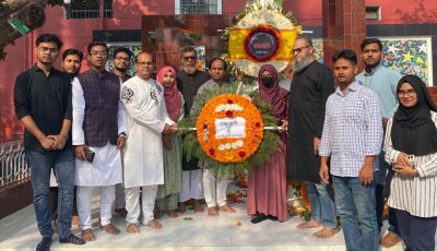 ভাষা শহিদদের স্মরণে শহিদ মিনারে রাজশাহী কলেজ বিজনেস ক্লাবের শ্রদ্ধা