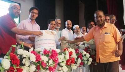 নওগাঁয় কৃষি উপকরণ পেলো কৃষকরা