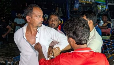 প্রতারণার অভিযোগে বিএনপি নেতাকে গণপিটুনি দিয়ে পুলিশে সোপর্দ